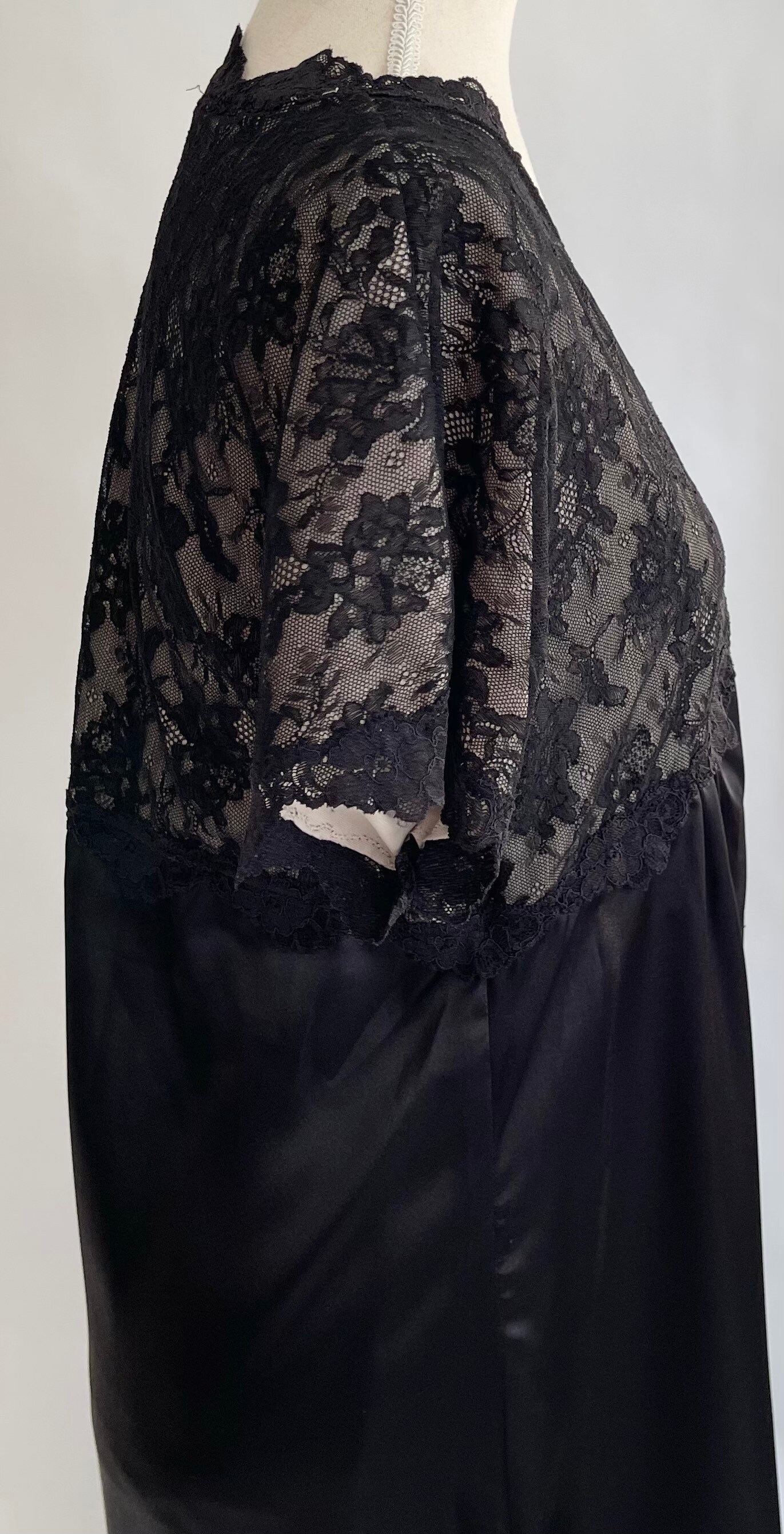 La Petite Coquette NYC Black Lace Dressing Gown House Dress Robe Slinky