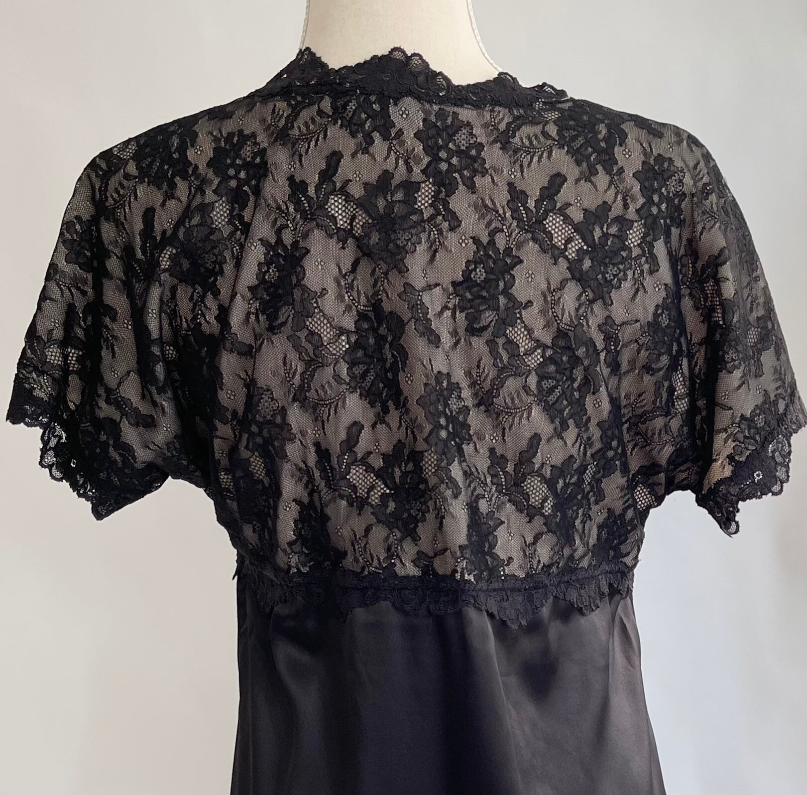 La Petite Coquette NYC Black Lace Dressing Gown House Dress Robe Slinky
