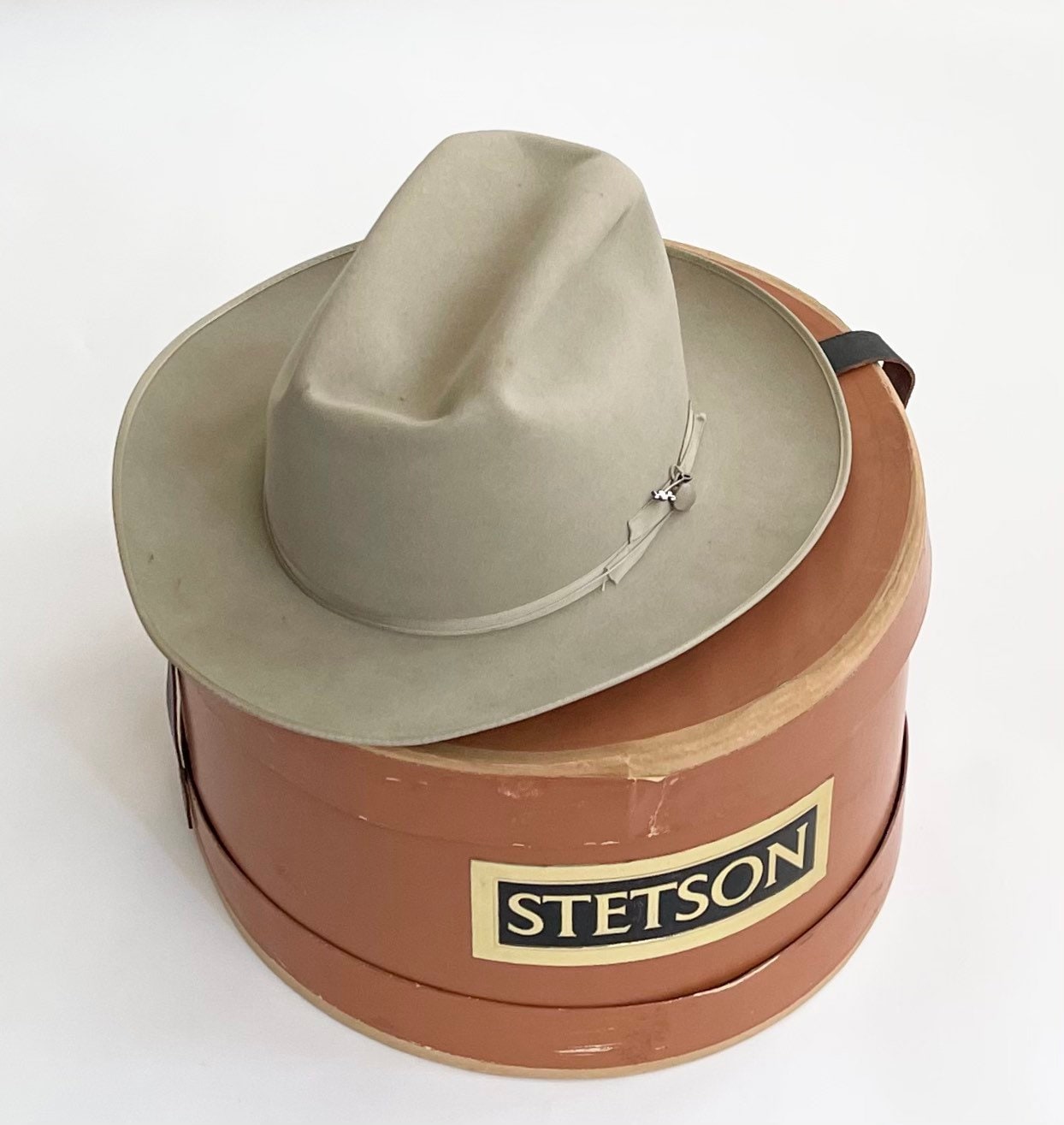 Бренды шляп. Шляпа "бренда". Зеленая ковбойская шляпа Stetson. Ковбойская шляпа ароматизатор. Stetson 2541104 traveller Waxed Cotton купить.