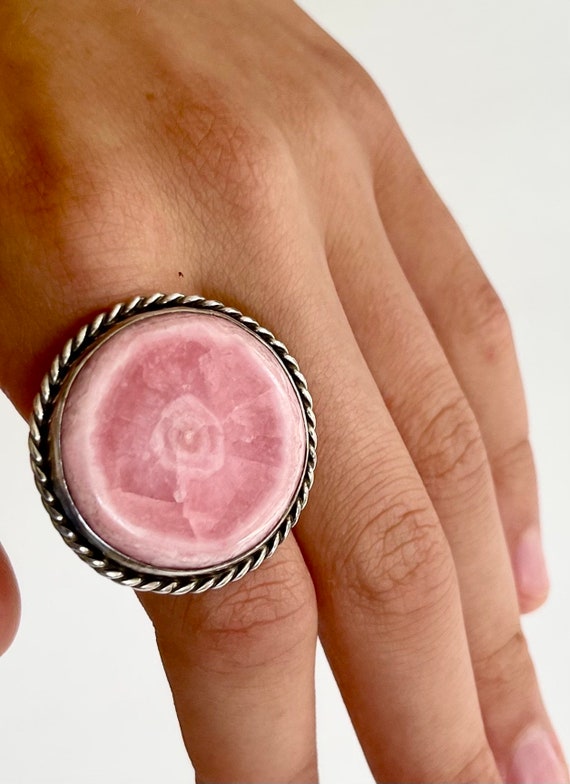 Signed Rhodochrosite Ring Southwest Native American Style Sterling Silver Pink Stone Round Circle Face Twisted Rope Border 7.5