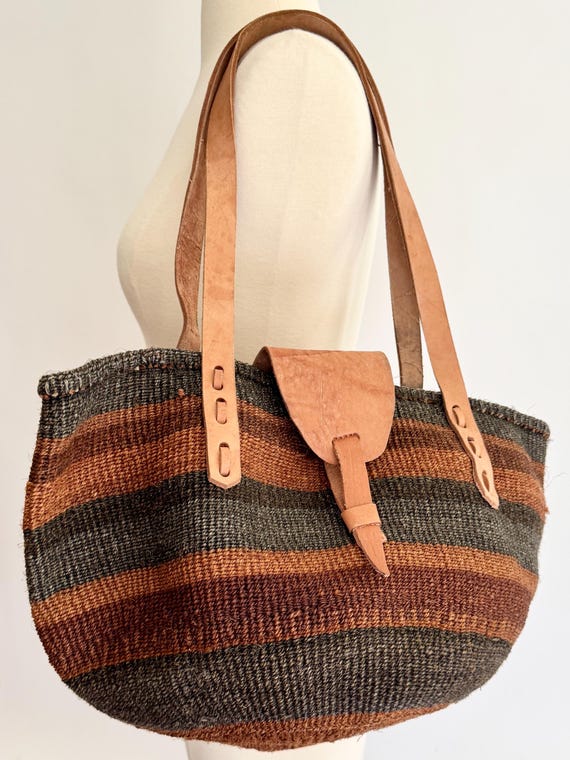 Desert Tone Sisal Bag Market Bag Purse Beach Bag Excellent Condition Tooled Leather Trim Leather Straps Fully Lined Red Beige Natural White