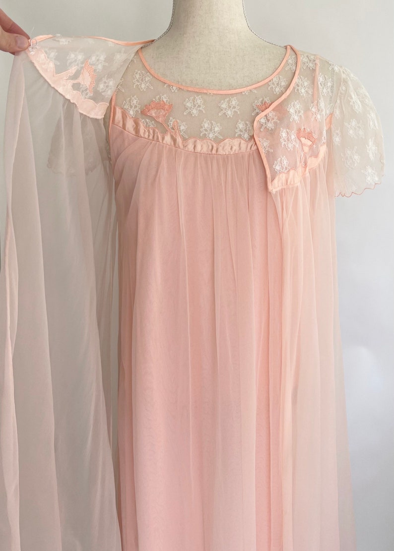 Vintage Baby Pink Lace Nightgown Peignoir Pink Negligee Nylon Night Robe Night Dress Vintage Romantic Sheer Lace Nightgown Cover Up