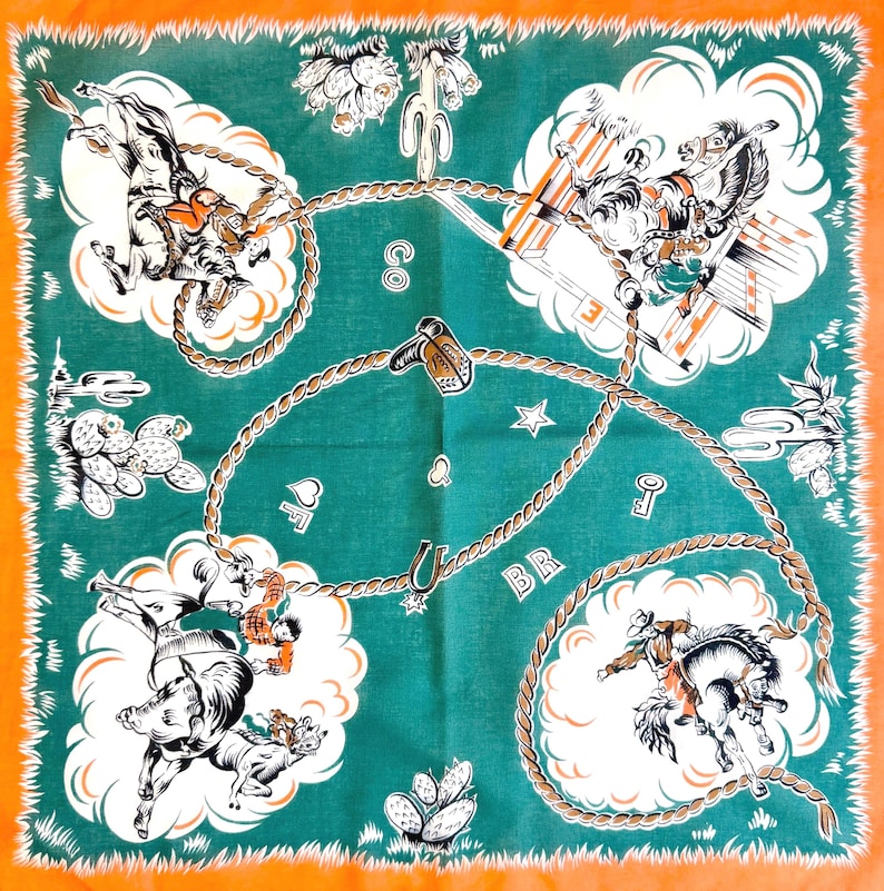 K&ouml;nnte beinhalten: Quadratisches Bandana mit gr&uuml;nem Mittelteil und orangefarbenem Rand. Das Design zeigt Cowboys, die auf wilden Pferden reiten, Kakteen und ein Seilmuster. Die Buchstaben "CO", "Q" und "BR" sind ebenfalls sichtbar.