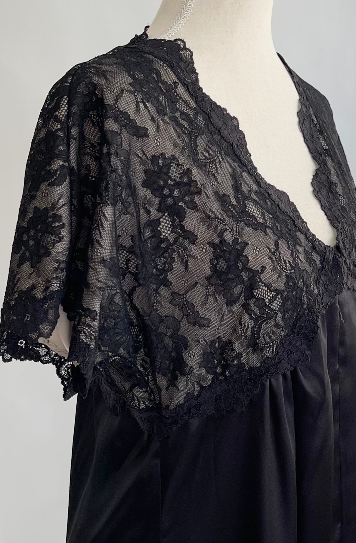 La Petite Coquette NYC Black Lace Dressing Gown House Dress Robe Slinky