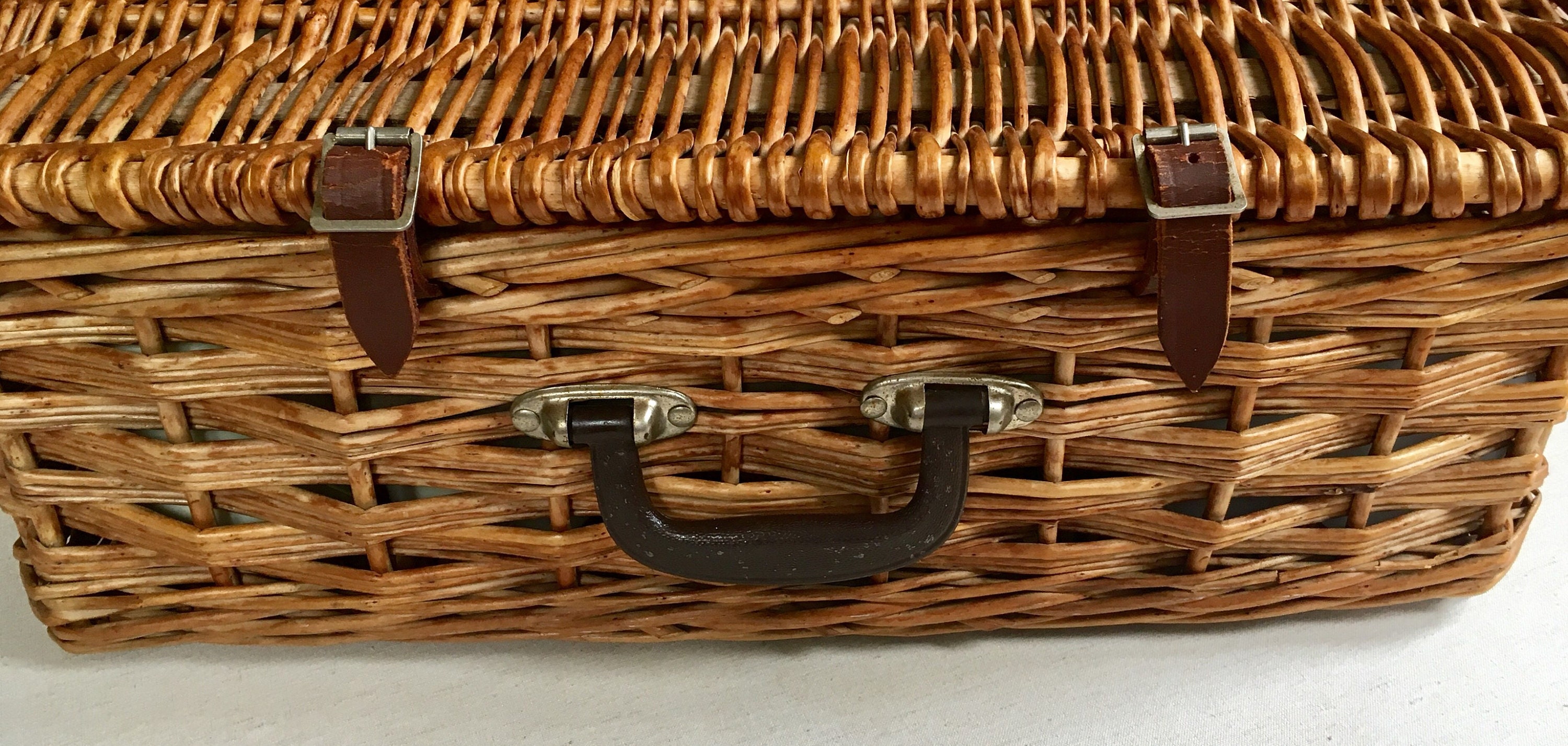 English Picnic Basket Saks Fifth Avenue by Brexton Vintage Set Setting