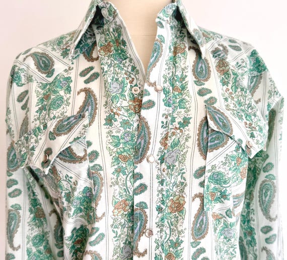 70s Western Shirt Vintage Pearl Snap Rodeo Cowboy Riding Shirt White Pastel Green Paisley Floral Print