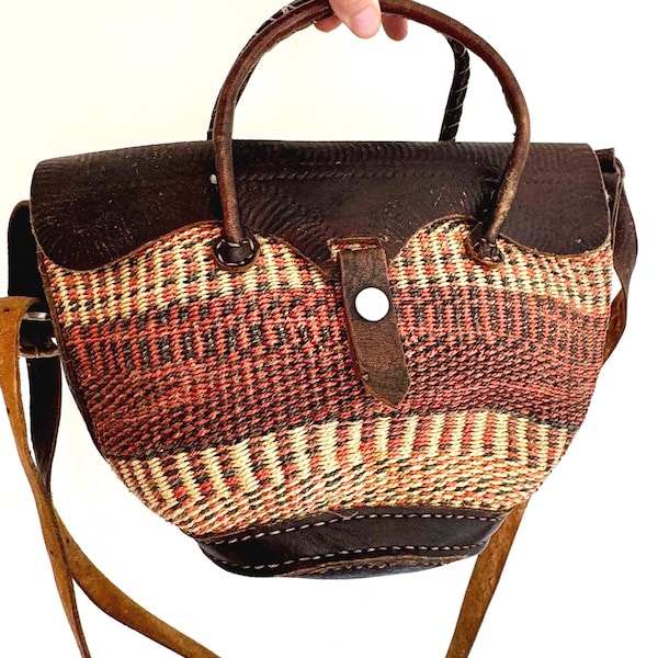 Sac vintage en sisal tissé, finitions en cuir repoussé, bandoulière réglable