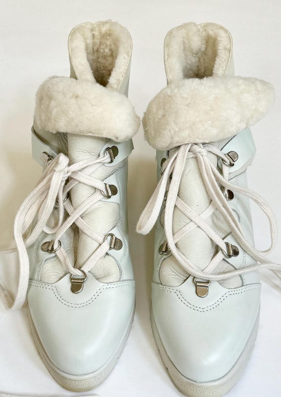 La Canadienne Women's Boots Wedge Heel Booties Pale Dove Gray White Leather Shearling Lining Apres Ski Made in Canada Womens 7