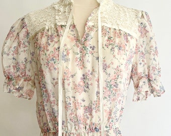 70s Floral Prairie Dress: Vintage Sleeveless Pastel Pink Summer Dress (XS/S)