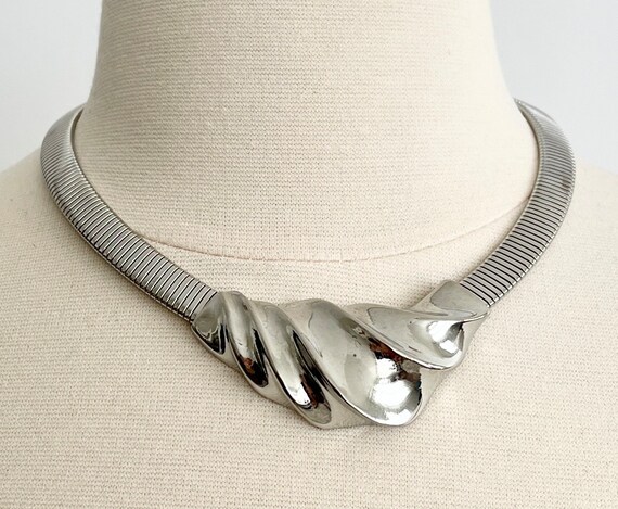 80s Silver Choker Necklace Vintage Slinky Serpentine Liquid Link Chain Sculptural Ribbed Pendant Minimalist Vintage Silver Costume Jewelry