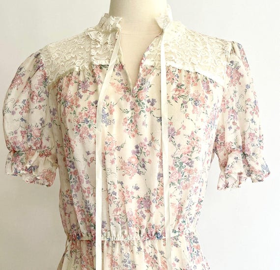 Vintage 70s Pastel Floral Prairie Dress Lace Trim Short Sleeve