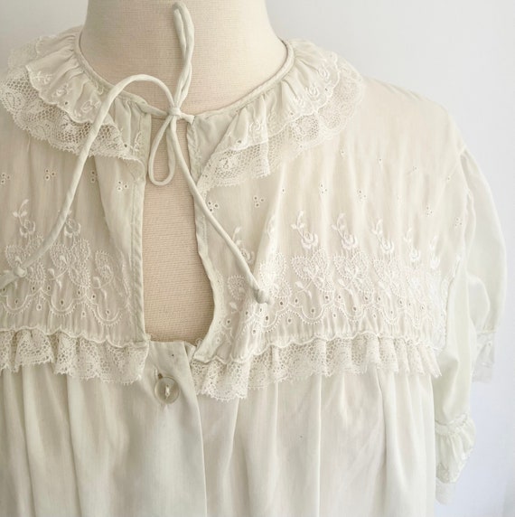 Lightweight Embroidered Dressing Gown Robe Nightgown Vintage 50s 60s Lace Trim Ivory White Short Sleeve Loungewear S