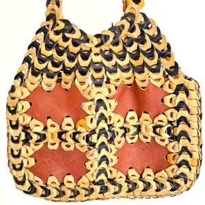 Bolso de cuero con piezas de los años 70, estilo vintage, con asa superior, estilo bohemio, estilo folk, con eslabones de cuero beige, tostado y negro, bolso de mercado grande.
