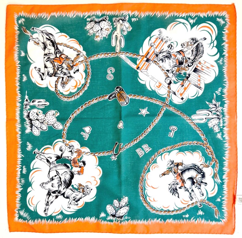 K&ouml;nnte beinhalten: Quadratisches gr&uuml;nes Bandana mit orangefarbenem Rand. Es zeigt Cowboy-Illustrationen, darunter Cowboys auf Pferden, Kakteen und ein Seilmuster. Das Bandana hat eine Vintage-&Auml;sthetik mit Western-Thema.
