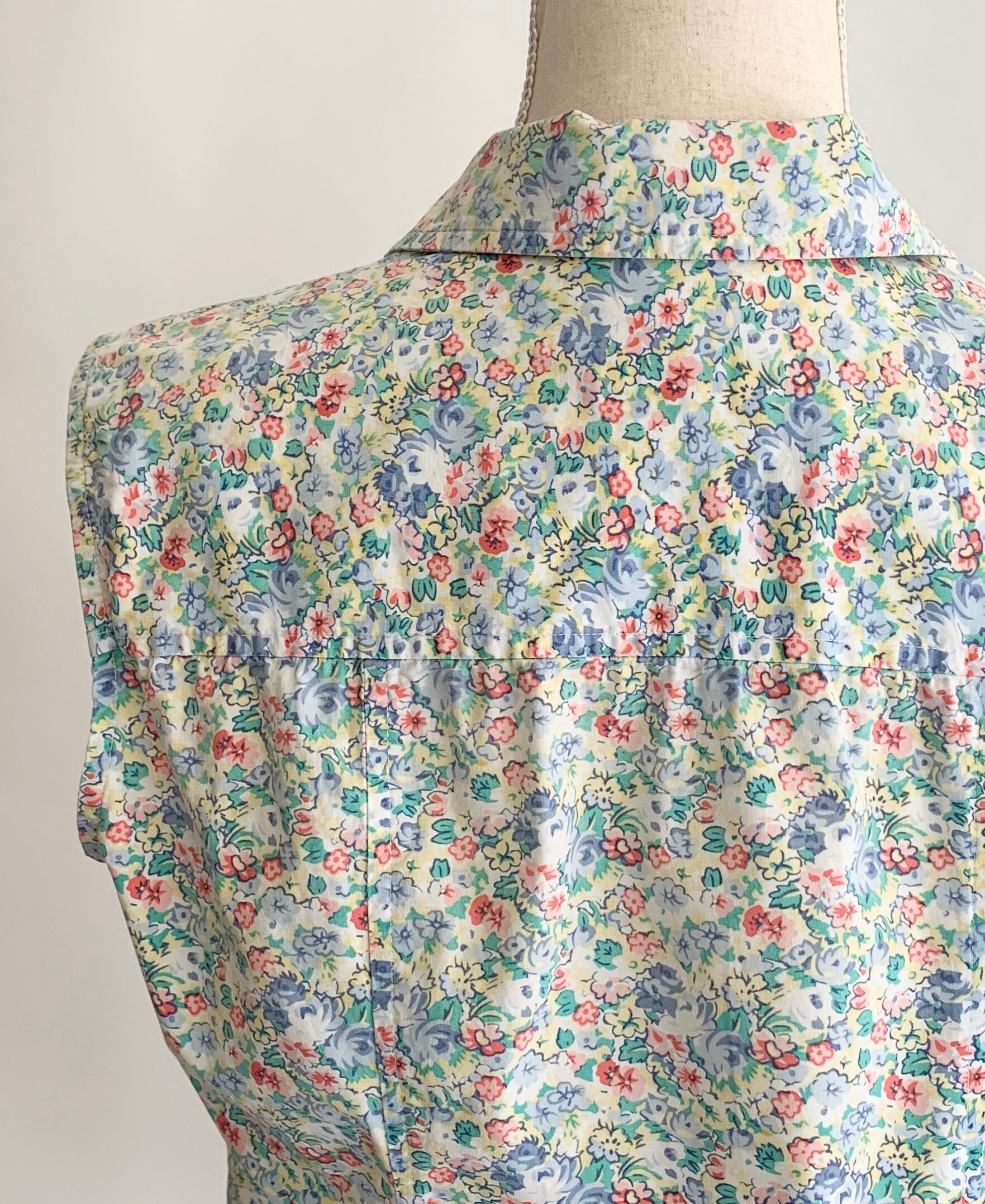 Ditsy Floral Sleeveless Shirt 80's Crazy Horse by Liz Claiborne Pastel