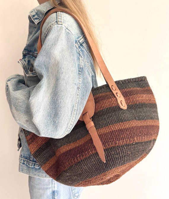 Desert Tone Sisal Bag Market Bag Purse Beach Bag Excellent Condition Tooled Leather Trim Leather Straps Fully Lined Red Beige Natural White