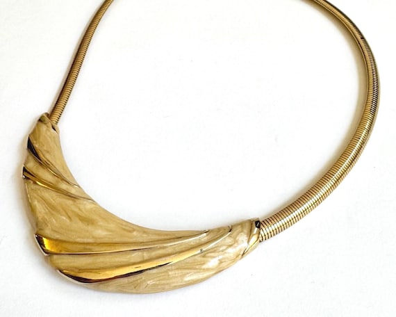 Slinky 80s Gold Necklace Vintage Serpentine Liquid Link Chain Sculptural Creamy Swirl Enamel Pendant Minimalist Vintage Gold Costume Jewelry