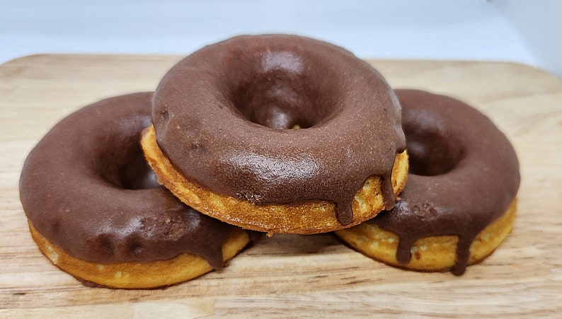 Keto Creme Donuts Sugar Free Low Carb Gluten Free With Chocolate Glaze