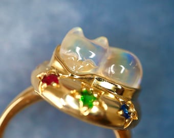 Anello per gli amanti dei gatti. Anello gatto con pietra di luna arcobaleno. Anello Amuleto Animale. Anello in pietra di luna intagliata con zaffiri/oro giallo 14K misura 7