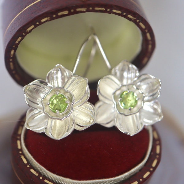 Narcisuss Earrings Daffodil sterling silver floral earrings with Rose-cut Peridot. dainty flower series, March birth flower