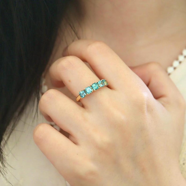 Obrączka Eternity z turkusowo-niebieskim i zielonym szafirem w 14-karatowym żółtym złocie. Minimalistyczny szafir z szafirami w szlifie Asscher o masie 1,9 ct. Rozmiar 7. zdjęcie 2