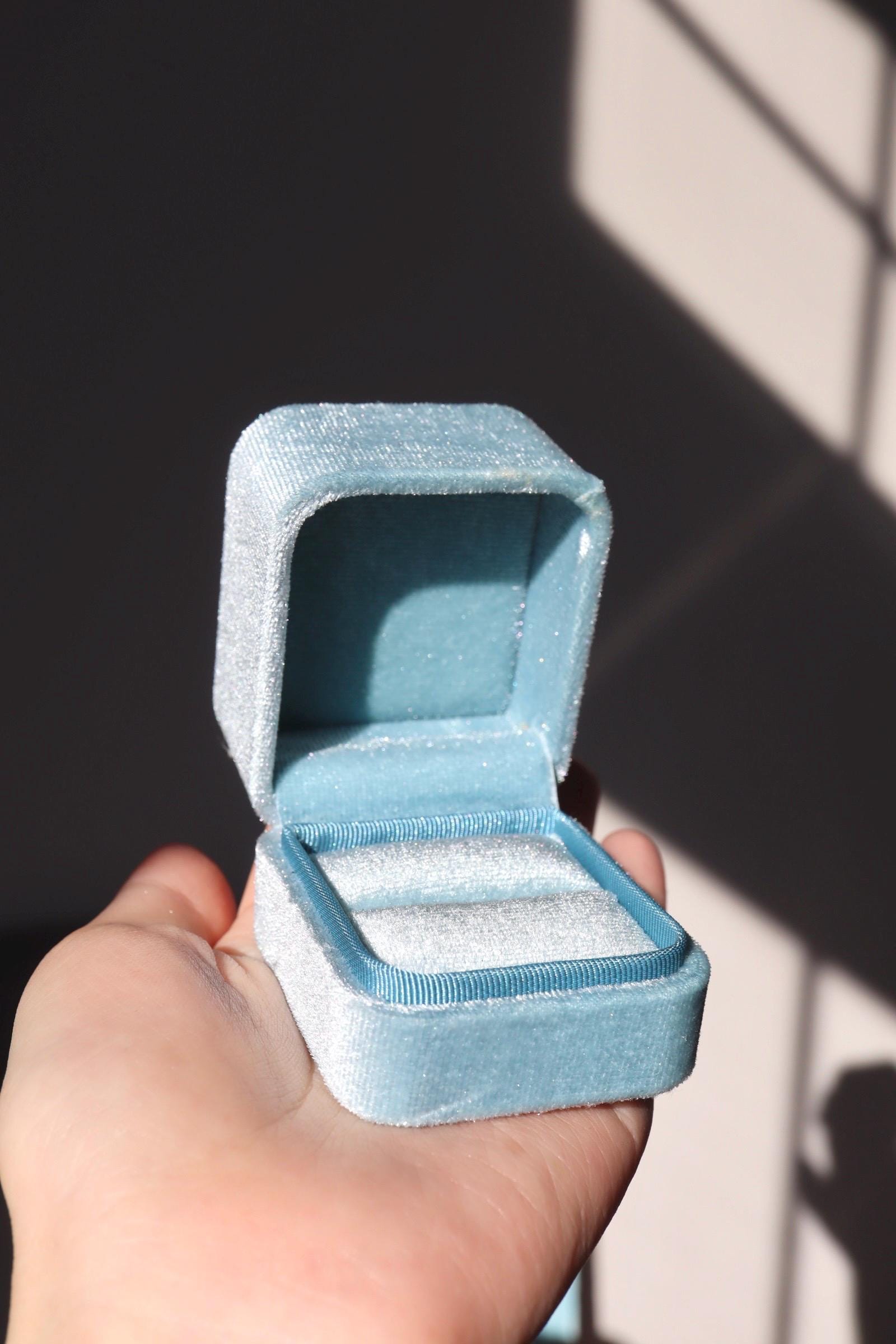 ティールブルーベルベットリングボックス：婚約プロポーズティール