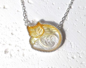 Collar con dije de gato atigrado naranja, regalo para mamá. Collar con dije de nácar tallado. Collar con dije de perla dorada y plateada de los Mares del Sur. Collar artesanal con forma de gatito.