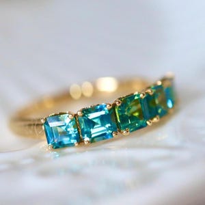 Obrączka Eternity z turkusowo-niebieskim i zielonym szafirem w 14-karatowym żółtym złocie. Minimalistyczny szafir z szafirami w szlifie Asscher o masie 1,9 ct. Rozmiar 7. zdjęcie 9