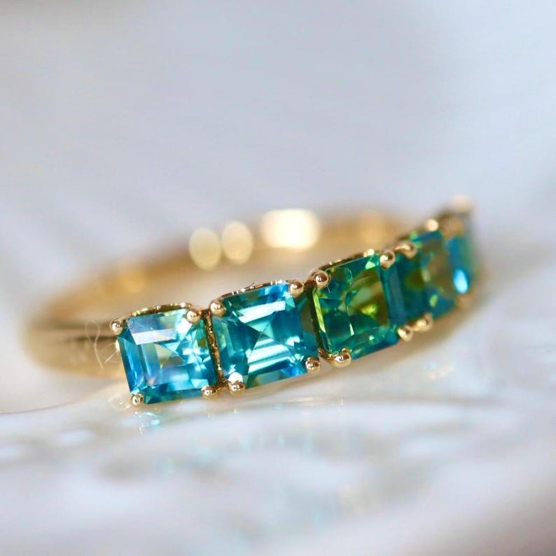 Obrączka Eternity z turkusowo-niebieskim i zielonym szafirem w 14-karatowym żółtym złocie. Minimalistyczny szafir z szafirami w szlifie Asscher o masie 1,9 ct. Rozmiar 7. zdjęcie 9