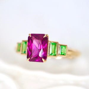 Anillo Art Déco de granate púrpura: Tsavorita baguette, oro amarillo de 14 quilates, talla US7