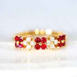 Natürlicher Rubin Diamant Blumenband Hochwertiger Taubenblut Roter Rubin mit Diamant Gold Geschenk für ihr Blumenband. 14K Gelbgold. US7 RTS