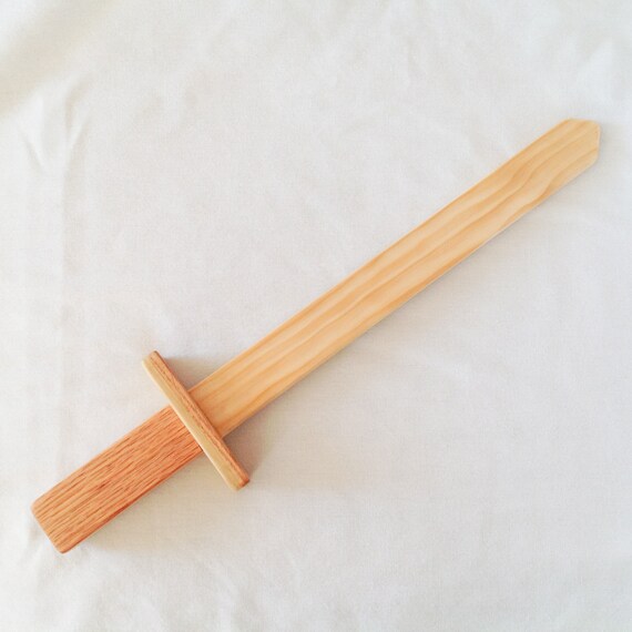 Espada corta inglesa de juguete de madera, juguete de niño hecho a mano, con un acabado de grado alimenticio natural Espada corta inglesa de juguete de madera, juguete de niño hecho a mano, con un acabado de grado alimenticio natural