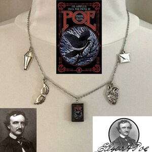 Collar de literatura gótica hecho a mano de Edgar Allan Poe con portada de libro, corazón humano, ataúd, carta y dijes de máscara