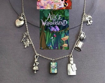 Alicia en el país de las maravillas de Lewis Carroll Collar de literatura hecho a mano, portada de libro, sombrerero loco, taza de té, conejo, reina de corazones, seta, llave