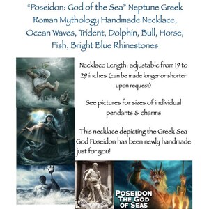 Puede incluir: Imagen de un collar hecho a mano inspirado en Poseid&oacute;n, el dios griego del mar. El collar es ajustable de 48 a 74 cm. El dise&ntilde;o incorpora olas del oc&eacute;ano, un tridente y brillantes brillantes azules. El texto dice "Poseidon: God of the Sea".