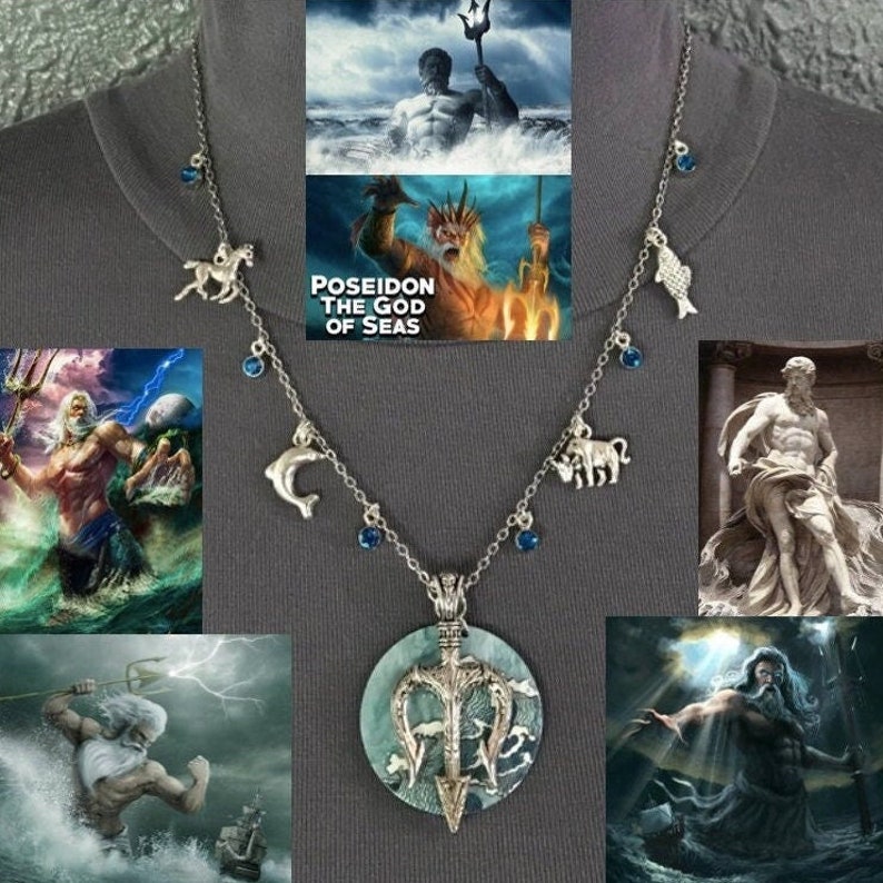 Puede incluir: Un collar plateado con dijes de caballo, delf&iacute;n, pez y toro, con detalles azules. El colgante tiene un dise&ntilde;o turquesa y plateado con un tridente. El collar se muestra sobre un fondo gris con im&aacute;genes de Poseid&oacute;n.