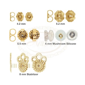Könnte beinhalten: Sortiment an goldfarbenen Ohrringverschlüssen in verschiedenen Größen, darunter 4,2 mm, 5,2 mm, 5,5 mm, 6 mm und 8 mm. Die 6 mm Verschlüsse sind aus Silikon und mit "Mushroom Silicone" gekennzeichnet. Die 8 mm Verschlüsse sind mit "Stabilizer" gekennzeichnet.