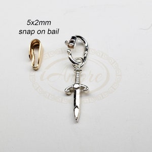 K&ouml;nnte beinhalten: Silberner Schwertanh&auml;nger mit einem 5x2 mm gro&szlig;en Schnappverschluss. Das Schwert hat ein detailliertes Design und eine spitze Spitze.