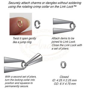 K&ouml;nnte beinhalten: Ein goldfarbener Metallverschluss mit einem drehbaren Crimpkragen. Der Verschluss ist offen und kann verwendet werden, um Charms oder Anh&auml;nger an Schmuck anzubringen. Das Bild zeigt, wie man eine Zange verwendet, um den Verschluss sicher zu schlie&szlig;en.
