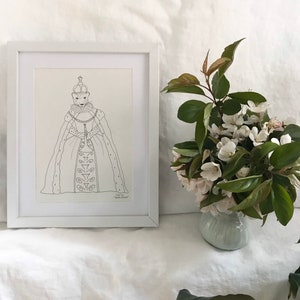 Op de afbeelding: Een zwart-witte lijntekening van een gekroond dier dat een gewaad draagt en een scepter vasthoudt. De tekening is ingelijst in een wit frame en ligt op een wit oppervlak.