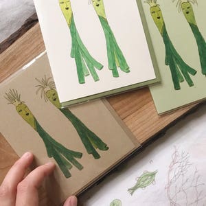 Sœurs d’échalote - 4.25 x 5.5 dans Whimsical Vegetable Blank Recycled Paper Notecard