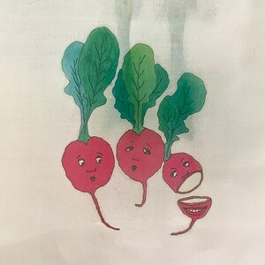 Pode incluir: Tr&ecirc;s rabanetes vermelhos com folhas verdes e rostos pintados. O rabanete &agrave; direita est&aacute; cortado ao meio, revelando uma boca sorridente.