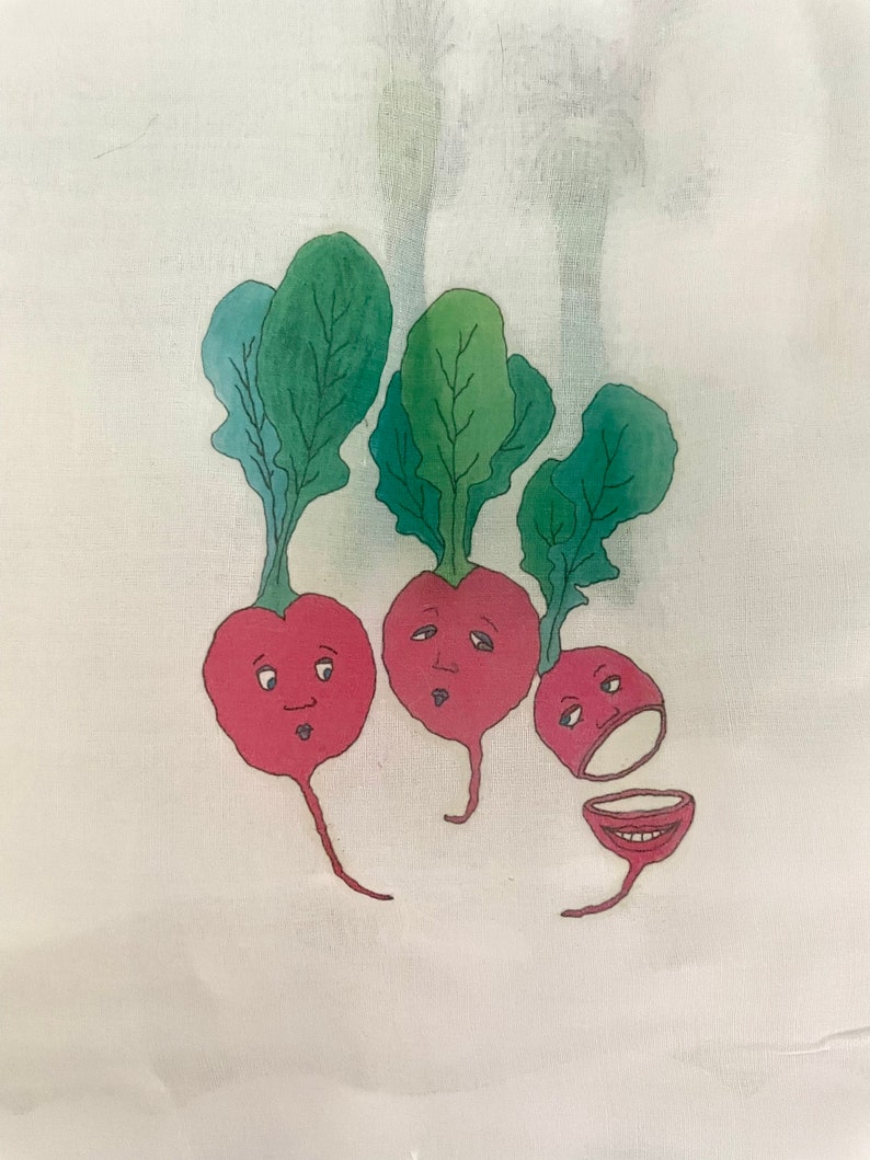 Pode incluir: Tr&ecirc;s rabanetes vermelhos com folhas verdes e rostos pintados. O rabanete &agrave; direita est&aacute; cortado ao meio, revelando uma boca sorridente.