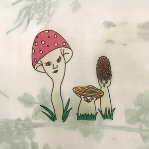 Pode incluir: Tr&ecirc;s cogumelos de desenho animado com rostos em um fundo branco. O cogumelo maior tem um chap&eacute;u vermelho e branco, o cogumelo do meio tem um chap&eacute;u amarelo e laranja, e o cogumelo menor tem um chap&eacute;u marrom.
