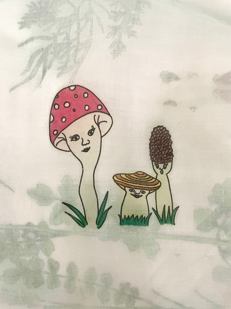 Pode incluir: Tr&ecirc;s cogumelos de desenho animado com rostos em um fundo branco. O cogumelo maior tem um chap&eacute;u vermelho e branco, o cogumelo do meio tem um chap&eacute;u amarelo e laranja, e o cogumelo menor tem um chap&eacute;u marrom.