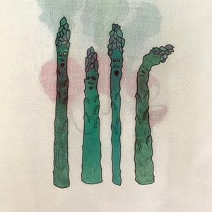 Pode incluir: Quatro talos de espargos verdes com rostos de desenhos animados desenhados neles. Os talos de espargos est&atilde;o dispostos em uma fila, com o talo mais alto &agrave; esquerda e o mais curto &agrave; direita. Os tallos s&atilde;o desenhados em um fundo branco com um leve lavado de aquarela.