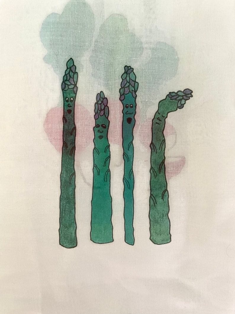 Pode incluir: Quatro talos de espargos verdes com rostos de desenhos animados desenhados neles. Os talos de espargos est&atilde;o dispostos em uma fila, com o talo mais alto &agrave; esquerda e o mais curto &agrave; direita. Os tallos s&atilde;o desenhados em um fundo branco com um leve lavado de aquarela.