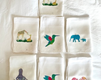 Conjunto de sete guardanapos de jantar brancos vintage com ilustrações de animais caprichosos