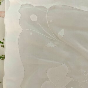 Pode incluir: Tecido branco transparente com desenhos florais bordados. O tecido &eacute; delicado e tem um brilho sutil.