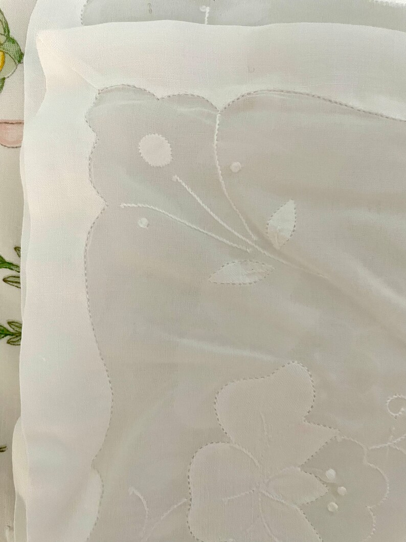 Pode incluir: Tecido branco transparente com desenhos florais bordados. O tecido &eacute; delicado e tem um brilho sutil.